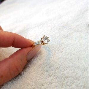 14 kt Gold CZ ring sz 6